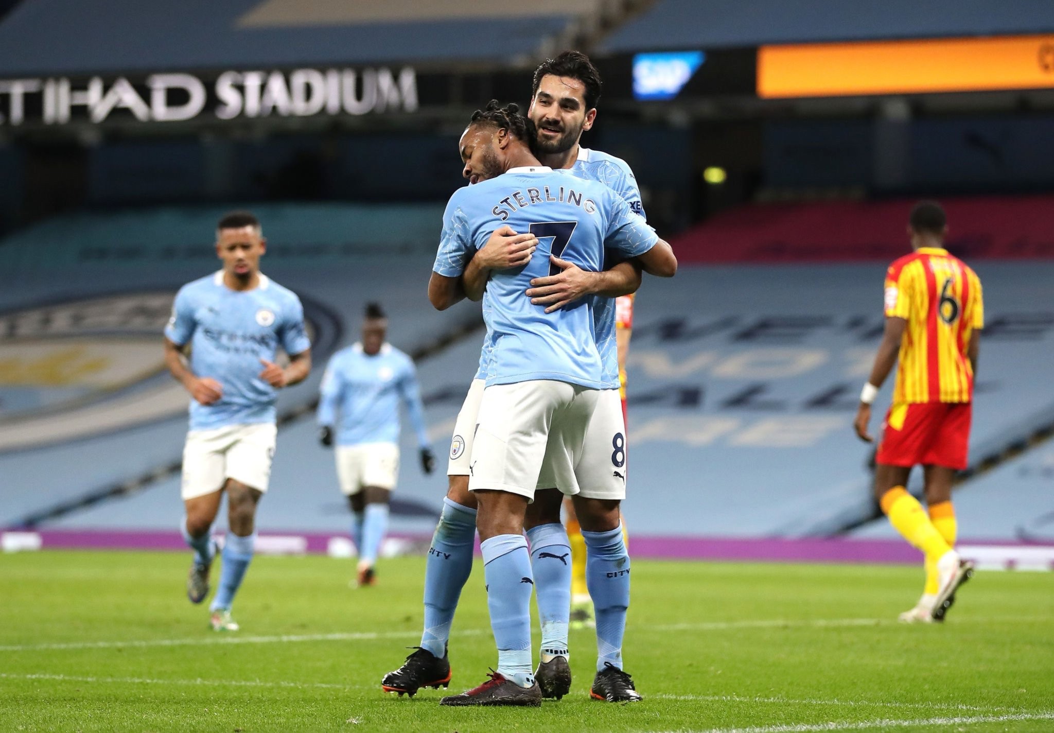 他们向纽卡 他们向纽卡